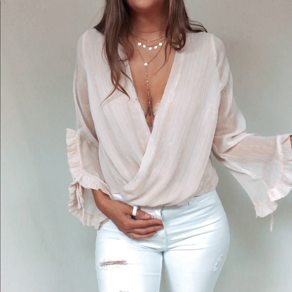 NWT Stunning peach top with flowing tied sleeves - Picture 2 of 10
